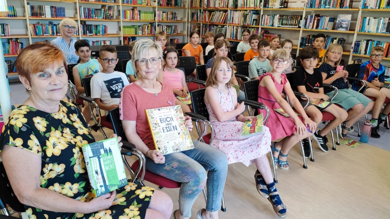 Auftaktveranstaltung der Aktion „Ich bin eine Leseratte“ in Schmölln | Evelyn Pügner und Heike Milke stellten die Bücherauswahl den Kindern der 3. Klasse der Schmöllner Grundschule zum Auftakt vor.