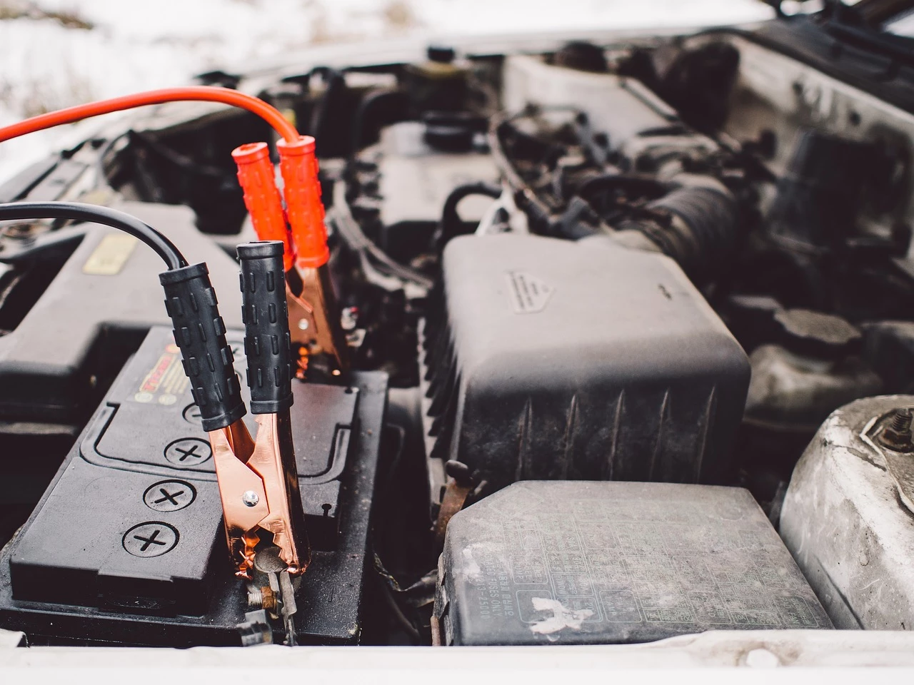 Auto-Batterie leidet unter Minusgraden und Kurzstrecken – so geben Sie  sicher Starthilfe 