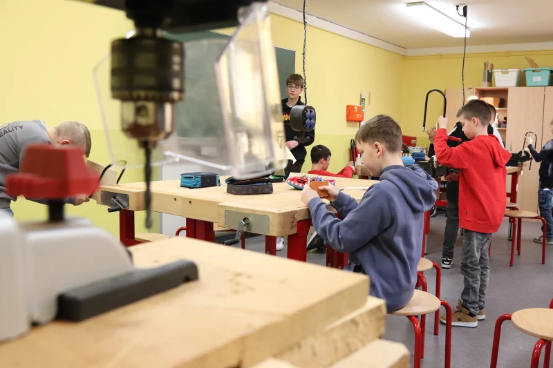 16 neue Arbeitsplätze für kleine Handwerker | Die Interessengemeinschaft Holzbearbeitung am Insobeum nutzt den neuen Werkraum zum Basteln von Osterschmuck