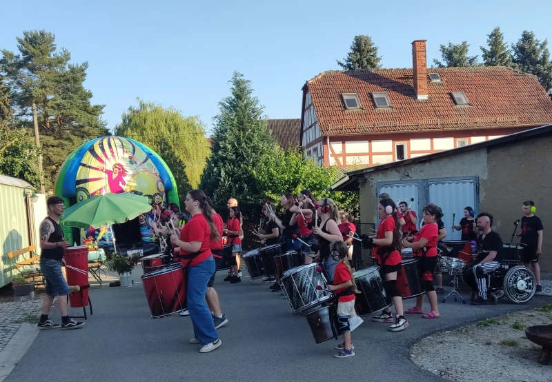 Samba, Dudelsack und Sommernacht | Como Vento zu Gast in Zürchau.
