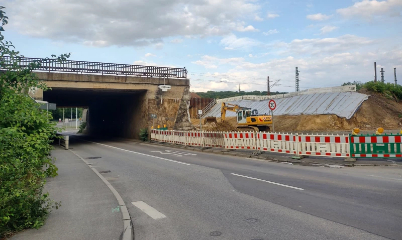 Beginn Bauarbeiten Bahn-Brücke  in der Kauerndorfer Allee | 