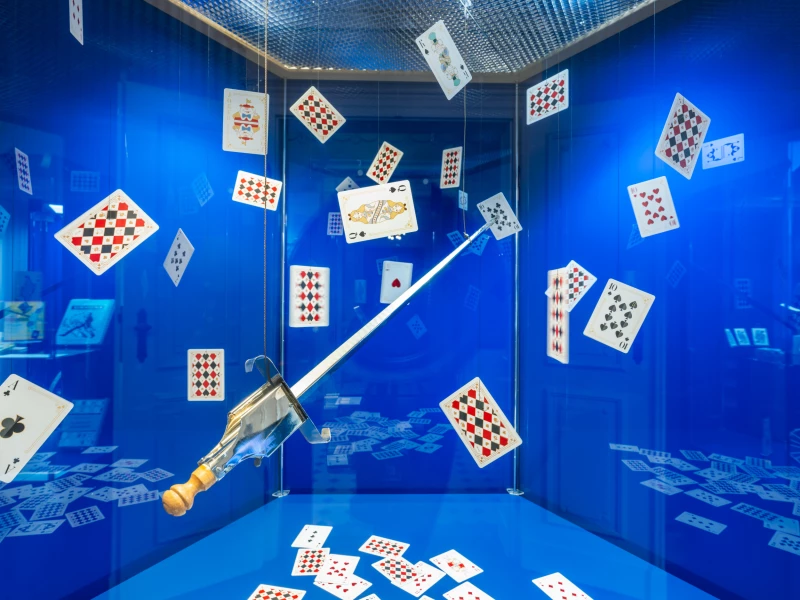 Sonntagsführung | Vom Zinken und Zaubern – Die große Kunst der Kartentricks | Ausstellungsansicht „Vom Zinken und Zaubern“, Spielkartenmuseum Altenburg, 2026