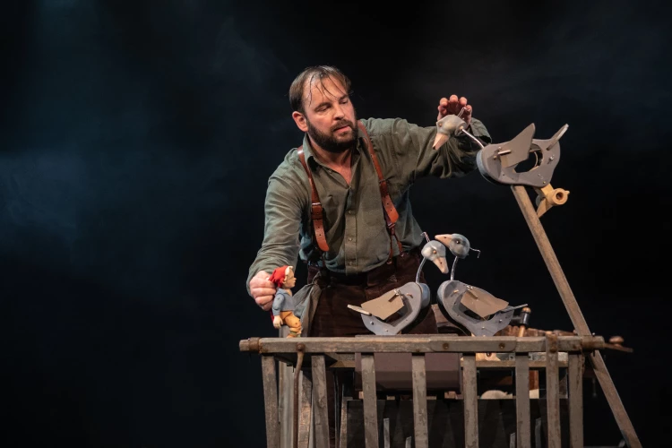 Puppenspieler Tobias Weishaupt erzählt die Geschichte von „Nils Holgersson“ &nbsp;(Foto: Ronny Ristok)