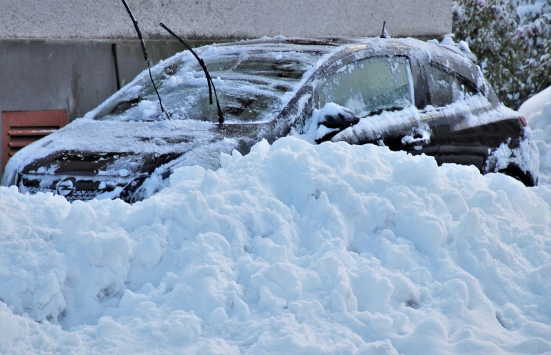 Auch Autodach und Hauben müssen vor Fahrtantritt vom Schnee befreit werden | 