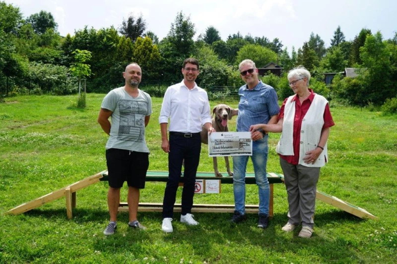 Hundewiese an der Zwickauer Straße in Altenburg wird renaturiert | Die Übergabe des Schecks fand heute auf der Hundewiese an der Zwickauer Straße statt (von links):
Lars Böhme (Fachdienstleiter Grünanlagen und Stadtwald), Oberbürgermeister André Neumann, Bernd Wannenwetsch (Vorstandsvorsitzender der Sparkasse Altenburger Land) und Andrea Rücker (Vorsitzende des Vereins "Hoffnung für Wildenten, Schwäne und Co"). 