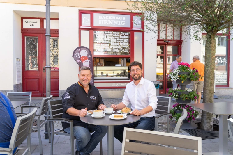 Neues Terrassenangebot am Kornmarkt belebt die Altenburger Innenstadt | Geschäftsführer Jens Hennig (links) und Oberbürgermeister André Neumann trafen sich auf der neuen Terrasse des Backhauses.