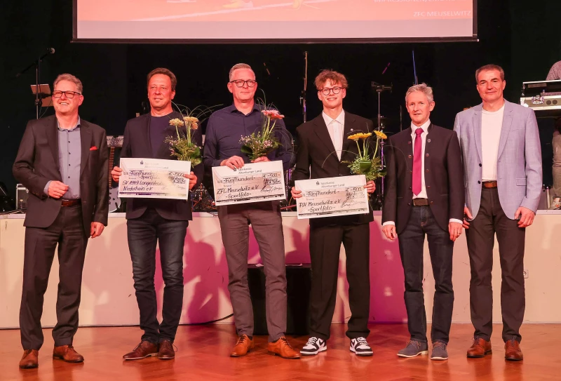 ZFC Meuselwitz gewinnt den Wettbewerb „Sportfoto des Jahres 2024“ | Prämierung auf der Sportparty durch Bernd Wannenwetsch (Sparkasse), Dr. Hendrik Baum (Kreissportbund) und Ehrengast Jens Weißflog