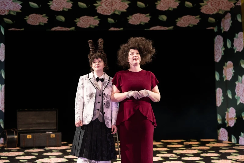 Bühne frei fürs Wochenende – Die Theater-Tipps vom 8. bis 10. Mai im Theater Altenburg Gera | „Minna von Barnhelm“ v. l. n. r. Schauspielerin Leah Eleonora Geber als Franciska, Schauspielerin Michaela Dazian als Minna von Barnhelm