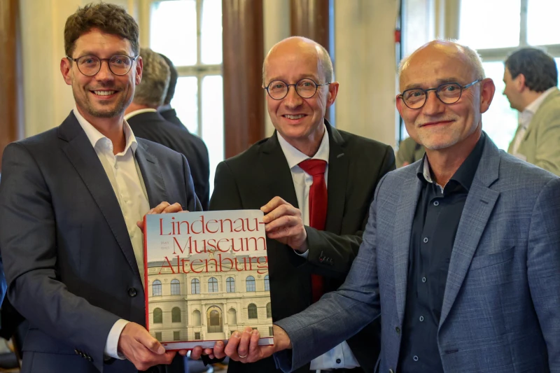 Umfangreiche Publikation zum Museumsjubiläum erschienen | Oberbürgermeister André Neumann, Direktor der Altenburger Museen Dr. Roland Krischke und Landrat Uwe Melzer mit der Jubiläumspublikation (v. l. n. r.)