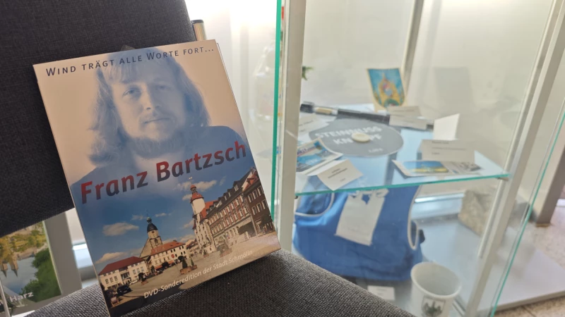 DVD Sonderedition von Franz Bartzsch zum Sonderpreis | Im Bürgerservice befinden sich allerhand Souvenirs, u.a. auch die Sonderedition der Franz-Bartzsch-DVD.