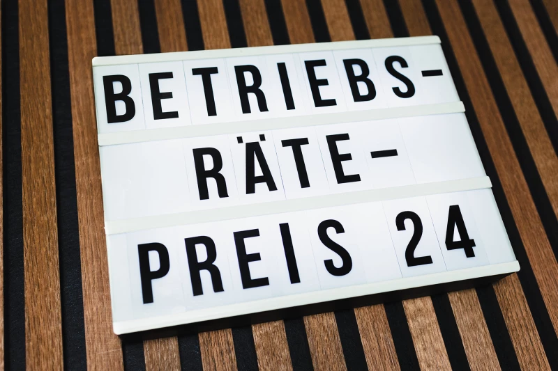 Kreis Altenburger Land: Welcher Betriebsrat stellt die originellsten Sachen auf die Beine?  | Dieses Schild gehört in jede Firma: Wo es gute Ideen für ein gutes Betriebsklima gibt, da winkt eine Belohnung – der Deutsche Betriebsräte-Preis. Die NGG Thüringen fordert Betriebsräte aus dem Kreis Altenburger Land deshalb auf, „ihren Hut in den Ring zu werfen“.