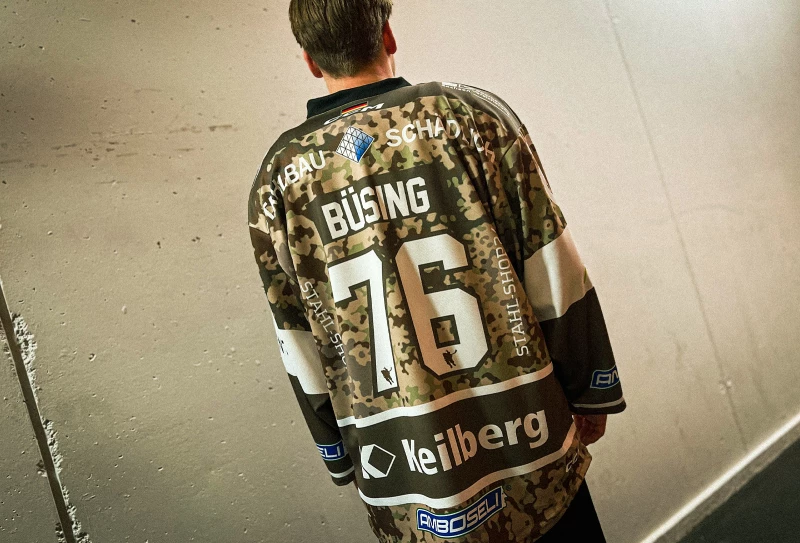Enormes Interesse an diesjährigen Eispiraten-Veteranen-Trikots  | Präsentation des Veteranen-Trikot durch Stürmer Justin Büsing