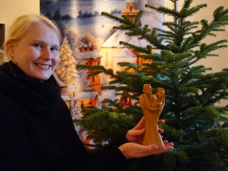 Morgen, Kinder, wird’s was geben: Weihnachten im Kabinett | Kuratorin Franziska Huberty zeigt eine hölzerne Einstückkrippe, die in der Ausstellung zu sehen ist