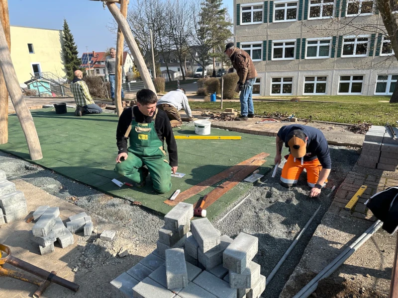 Gemeinsam angepackt: Neue Nestschaukel bereichert den Schulhof | 