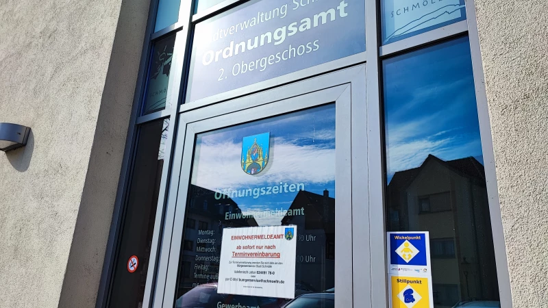 Ohne Termin ins Schmöllner Einwohnermeldeamt | Eingang zum Schmöllner Ordnungsamt