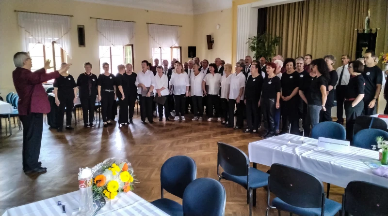 Vier Chöre sorgen für musikalischen Nachmittag in Wintersdorf | Gruppenfoto aller beteiligten Sängerinnen und Sänger
