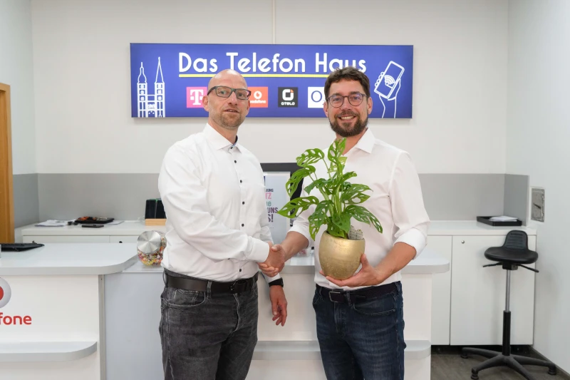 Oberbürgermeister gratuliert: 20 Jahre „Telefon Haus“ am Altenburger Markt | Oberbürgermeister André Neumann (rechts) gratulierte Patrick Weißgerber zum Jubiläum.