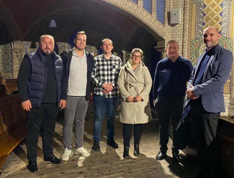 Ukrainische Geistliche mit Begleiter und Vorstandsmitgliedern des Vereins in der Bruederkirche Altenburg