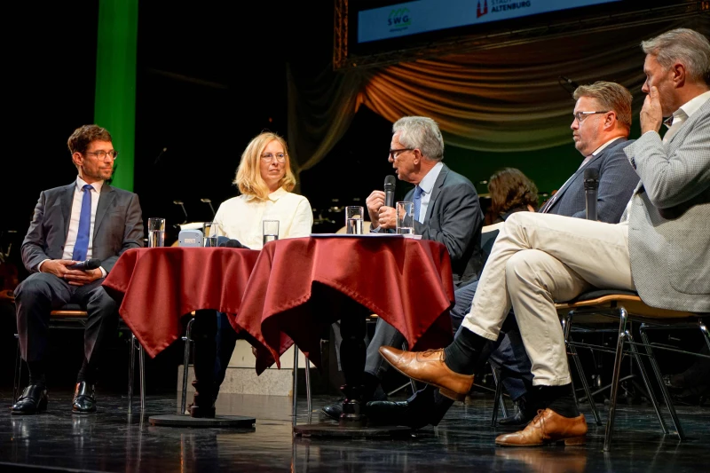Bunter Jahresempfang im Theaterzelt blickt auf Altenburgs Zukunft | Podiumsdiskussion mit ehemaligen Bundesminister Thomas de Maizière