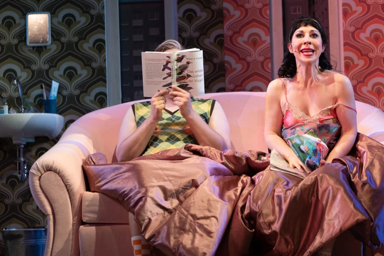 In der musikalischen Anti-Romanze „Du sollst nicht lieben“ besprechen und besingen Lothar und Sonja Absurdes wie Lebensnahes und betreiben meisterhaft die Kunst des Aneinander-Vorbeiredens. (Foto: ronny Ristok)