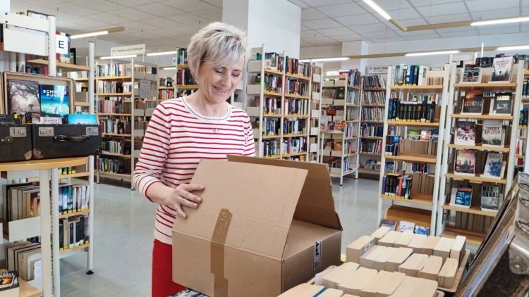 Bibliotheksmitarbeiterin Heike Milke beim Auspacken der Bücher (Foto: Stadtverwaltung Schmölln)