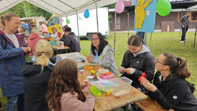 Kinder- und Vereinsfest begeistert trotz wechselhaften Wetters | Bastelangebote der Schmöllner Kitas