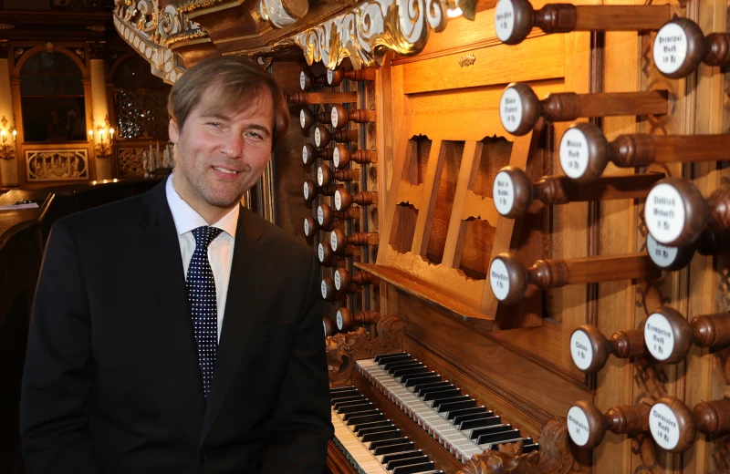 Internationale Sommerorgelkonzerte 2024 |  Schlossorganist Daniel Beilschmidt an der Trostorgel