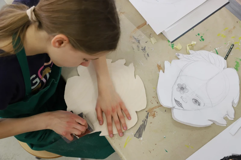 Schaufenster‑Spaziergang „Altenburg entdeckt Altenbourg“ | Schülerin beim Anfertigen einer Arbeit für den Schaufenster-Spaziergang