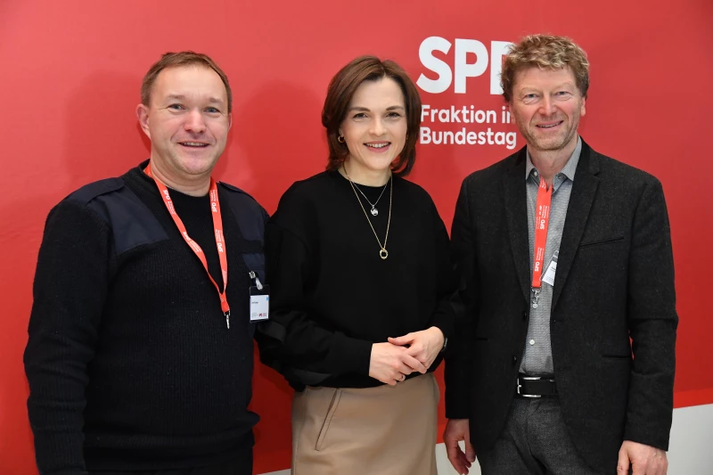 Konferenz der SPD-Fraktion für die Interessenvertretungen der Beschäftigten | Elisabeth Kaiser mit den beiden Teilnehmern aus Ostthüringen, Uwe Rüdiger (links) und Peter Neumeister.
