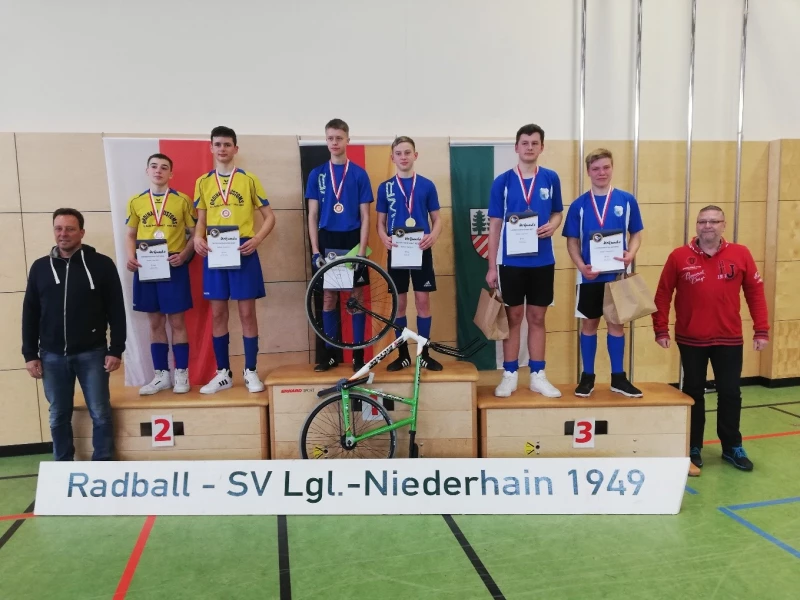 Thüringer Landesmeisterschaft im Radball 2023 | Siegerehrung U17 mit Bürgermeister C. Helbig (links) und Vizepräsident TRV K. Wesser (rechts)