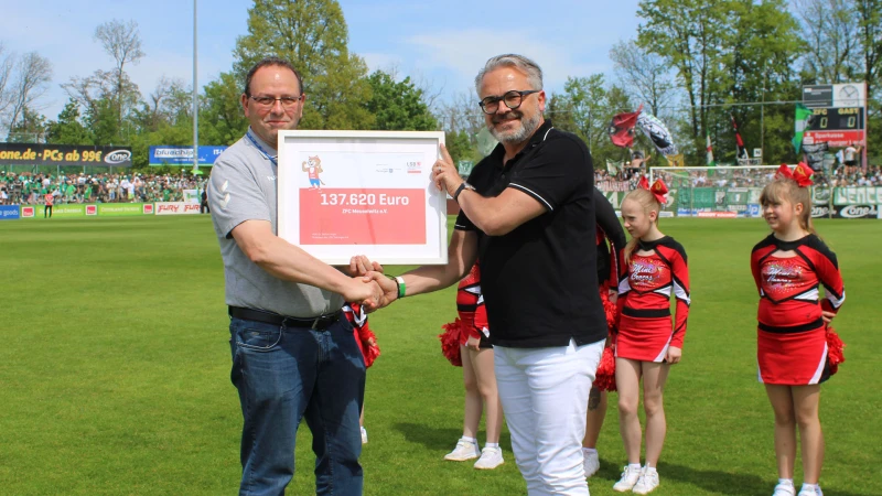 Symbolische Fördermittelübergabe an den ZFC Meuselwitz | Landessportbund-Vizepräsident Lutz Scherf und ZFC-Präsident Hubert Wolf
