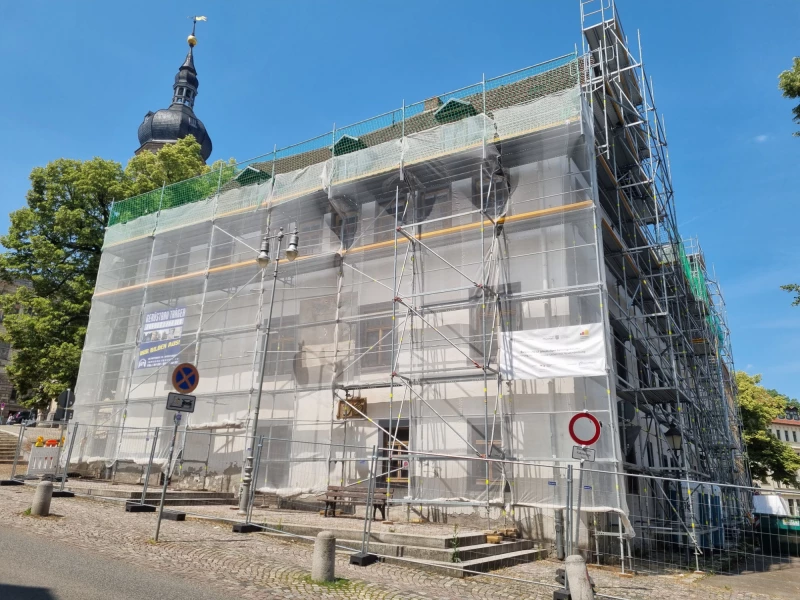 Dacherneuerung an historischem Gebäude in der Altenburger Burgstraße läuft | Historisches Gebäude in der Burgstraße 17