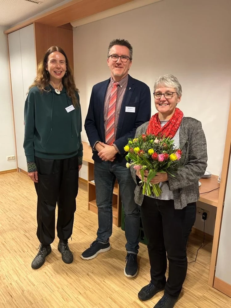 Pröpstin Friederike Spengler und Präses der Kreissynode Mirko Weiser gratulieren Pfarrerin von Biela (Foto: Ulrike Schulter)