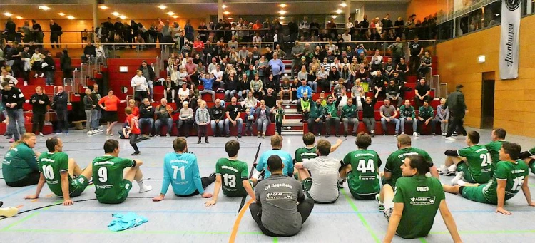 Ganz Ziegelheim schien beim Handball in Altenburg zu sein. Nach Spielende und dem 27:23-Erfolg über Aufbau Altenburg feiern die Fans frenetisch ihre LSV-Mannschaft (Foto: Wolfgang Wukasch)