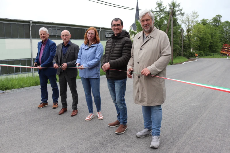 Sanierung vorzeitig fertig: Wettelswalder Straßenabschnitt jetzt befahrbar | Straßenfreigabe in Wettelswalde. V.l.n.r. Bernd Wenzlau, Leiter des Fachbereiches Bildung und Infrastruktur im Landratsamt, Landrat Uwe Melzer, Luisa Jacob vom Fachdienst Straßenbau des Landratsamtes, Falk Hesselbarth, HELI Transport und Service GmbH Schmölln sowie Hendrik Bachmann, Planungsbüro AiB Schmölln.