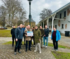Innenminister Georg Maier übergibt Eingliederungsprämie in Dobitschen
