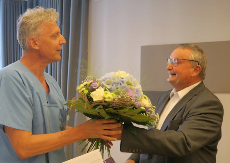 Chefarzt Dr. Strauß nahm vom Aufsichtsratsvorsitzenden Dr. Bernhard Blüher gute Wünsche entgegen. (Foto: Yvette Otto)