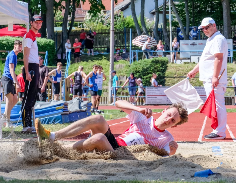 Altenburger Leichtathletikjugend schlägt sich zum Auftakt der Freiluftsaison wacker | Aaron Fischer beim Weitsprung