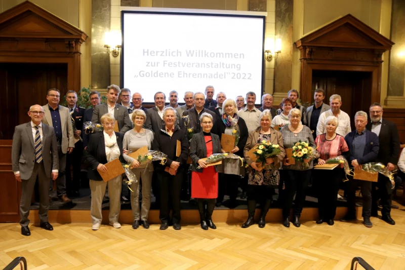 Landrat vergibt Goldene Ehrennadel | 25 Bürgerinnen und Bürger hat Landrat Uwe Melzer (l.) mit der Goldenen Ehrennadel ausgezeichnet.