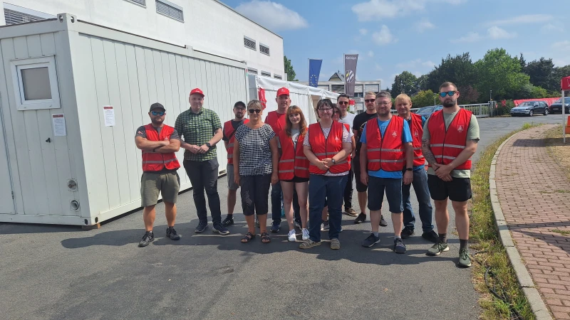DGB-Kreisverband: Volle Solidarität bei Kelvion – unbefristeter Streik seit Anfang August | Solidaritätsbesuch – DGB-Kreisvorsitzender Thomas Jäschke (2. von links) und Verena Pohle vom DGB Kreisvorstand (4. von links) mit Kolleginnen und Kollegen von Kelvion. 