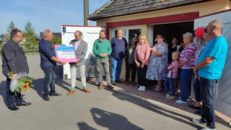 Gestartet mit Zoff um Kläranlage | Staatssekretär Torsten Weil (M.) übergibt den Demografiepreis an den Zürchauer Voreinsvorsitzenden Anthony Lowe