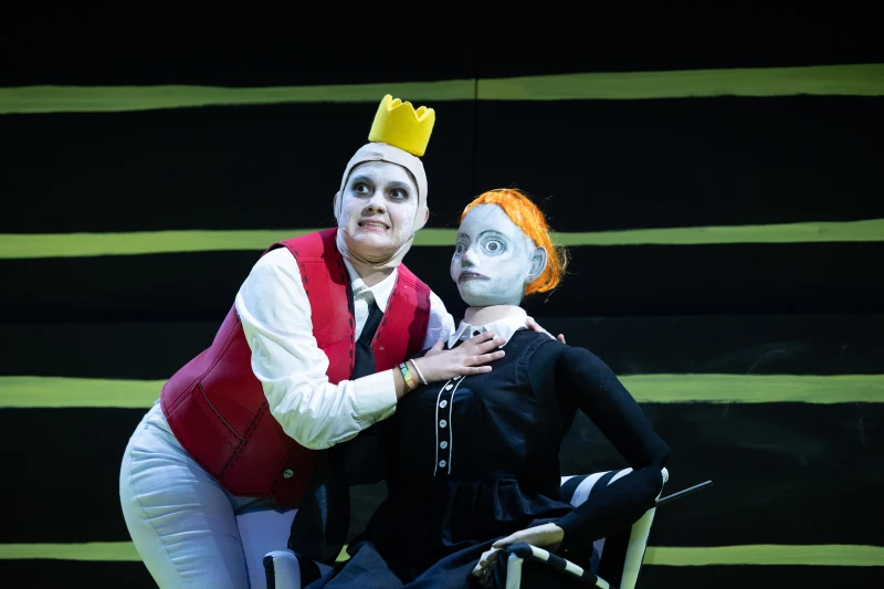 Die Theater-Tipps vom 11. bis 13. September im Theater Altenburg Gera | „Yvonne, die Burgunderprinzessin“ Antonia Marie Waßmund als Prinz, Puppe Yvonne