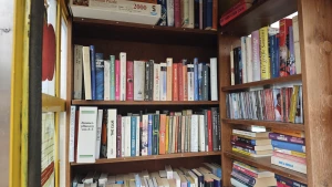 Öffentlicher Büchertausch in Lumpzig: Bücherzelle lädt zum Stöbern ein