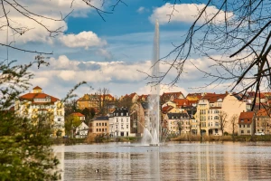 Fontäne am Großen Teich leuchtet blau — Stadt Altenburg beteiligt sich am Internationalen ME/CFS‑Tag