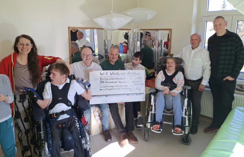 Whiskyclub Altenburg e.V. unterstützt therapeutische Arbeit des DRK in Schmölln | 3.100 € für Musiktherapie: Unterstützung für die „Villa an der alten Hausmühle“