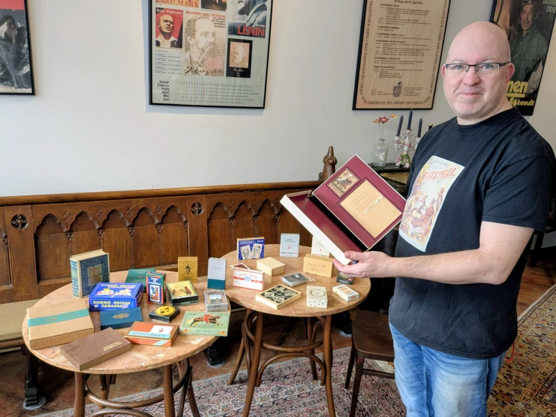 Altenburger Antiquariatstage 2026: Spielkartenraritäten entdecken | Spielkartenexperte Claus Osche mit antiquarischen Spielkarten
