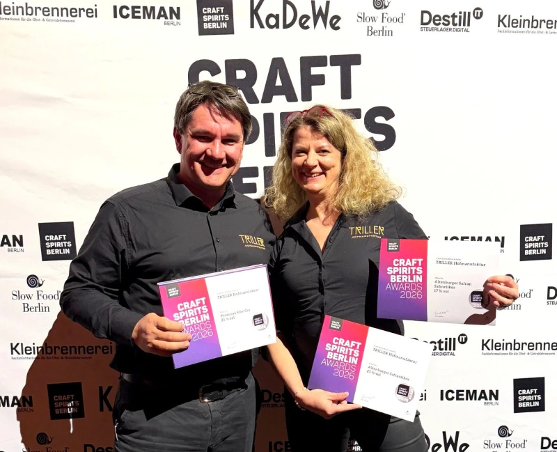 Drei Auszeichnungen in Berlin für die TRILLER Hofmanufaktur aus Plottendorf | Bärbel Wächtler und Axel Erler mit den Urkunden der Preisverleihung