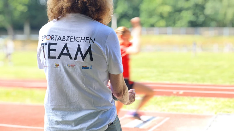 Sportabzeichentag in Schmölln: Schülerinnen und Schüler zeigen ihr Können | 