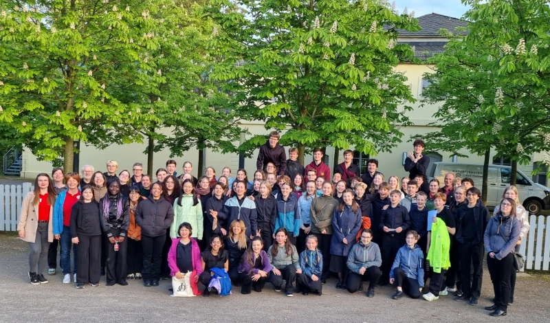 Junge Sinfonie Olten begeistert in Altenburg: Stehende Ovationen im Residenzschloss | Gruppenbild nach Stärkung in Orangerie