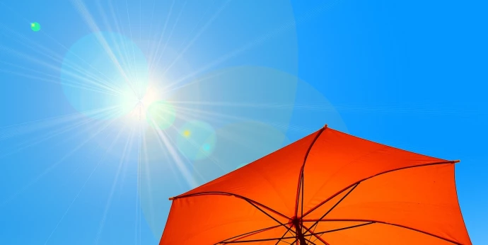 VorschauBild - Sonnenbrille, Sonnencreme & Helm: Im Sommer kann die Sonne Risiko Nummer 1 sein